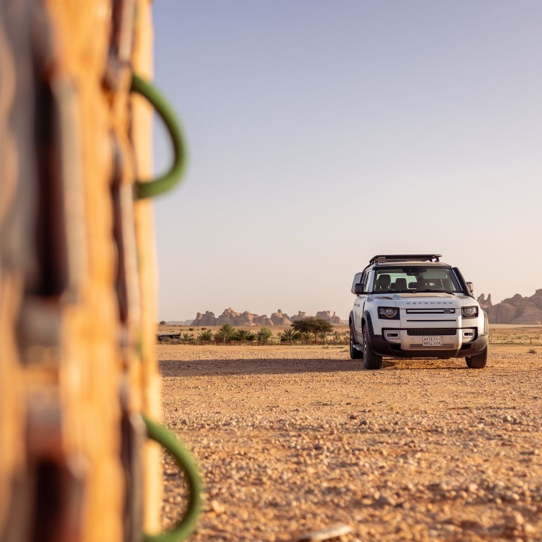سيتم استقبالك لمغامرتك في سيارة لاند روفر ديفندر حديثة