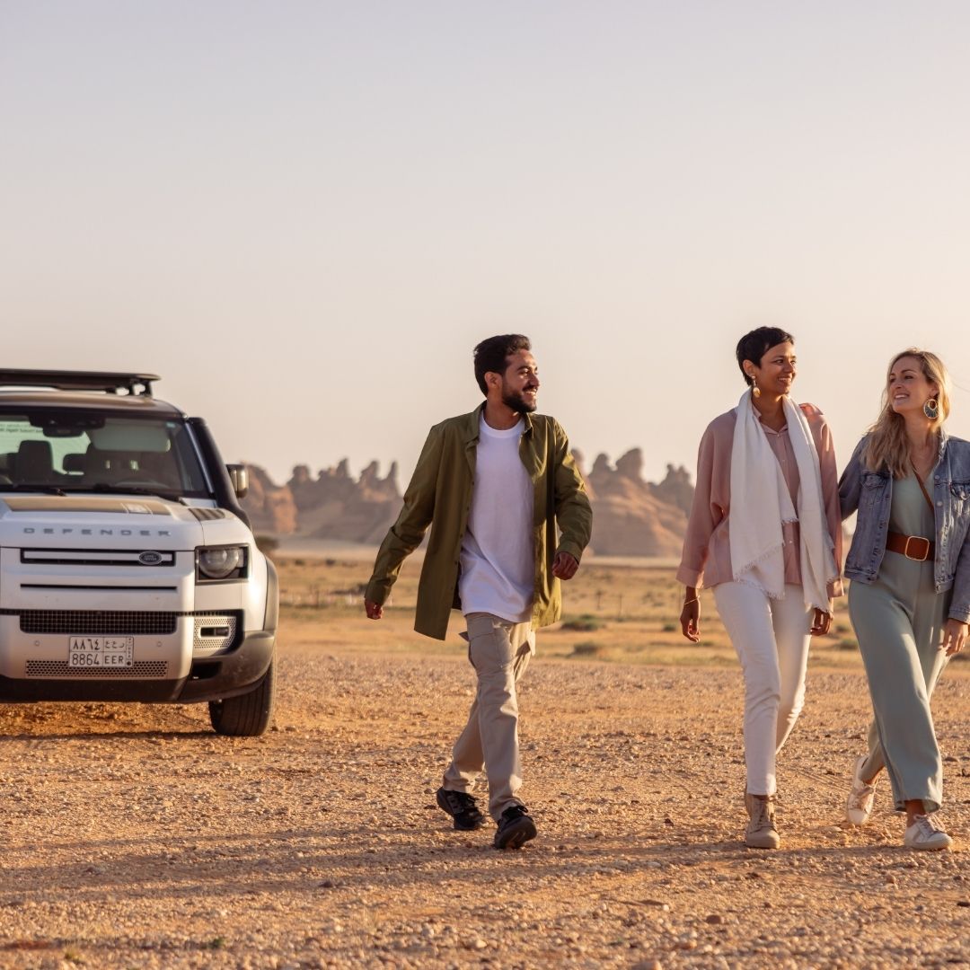 سيتم توصيلك إلى موقع الإقلاع الخاص بك بسيارة لاند روفر ديفندر