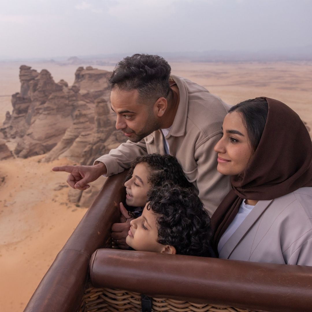 استمتع بمنظور فريد للعلا من منطاد هواء ساخن